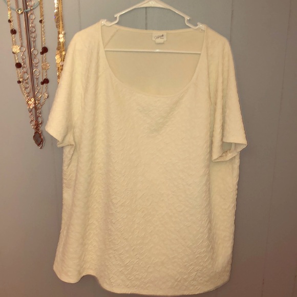 Jaclyn Smith Tops - Creamy white pattern scoop neck T-shirt Jaclyn Smith Tops - Creamy white pattern scoop neck T-shirt